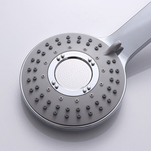 Pommeau de douche portable rond chromé en plastique, design minimaliste, installation par ventouse, utilisation en salle de bain, écologique - Product Image 1