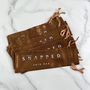 Sacs cadeaux en satin couleur chocolat caramel avec cordon de serrage, personnalisables avec logo imprimé, pochettes anti-poussière en satin longues pour outils de beauté, vente en gros - Product Image 4