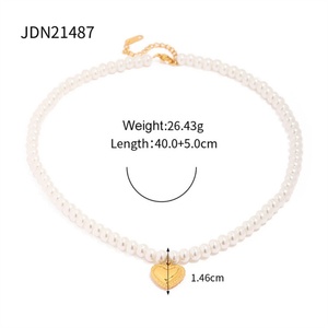 Collier pour femme populaire, délicat, plaqué or, avec chaîne à maillons de perles et pendentif cœur en acier inoxydable - Product Image 6
