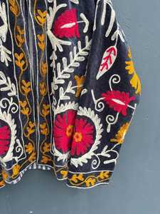 Chaqueta Festiva de Terciopelo Suzani Hecha a Mano, Abrigo Corto Bordado de Invierno para Mujer, Proveedor de Ropa de Abrigo de la India - Product Image 5