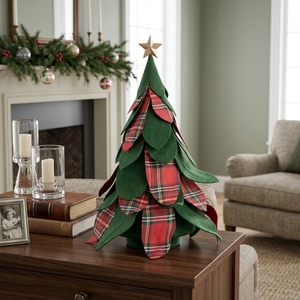 Décor de Noël écossais traditionnel : Arbre de Noël en feutre vert superposé en forme de cône, motif écossais à carreaux, avec étoile dorée sur le dessus - Product Image 2