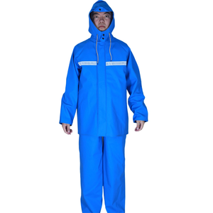 Traje de Pesca Impermeable de PVC Azul Resistente con Chaqueta con Capucha y Pantalones con Tirantes - Product Image 1