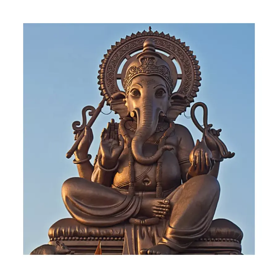Escultura de bronze grande e famosa do deus indiano Ganesh com muitas mãos