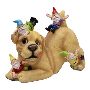 Estatua de jardín de perro de nome, perro jugando con gnomos, decoración de césped al aire libre, el mejor arte de decoración