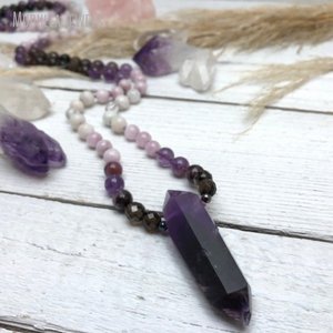 MN33595 Collier de 108 perles Mala en Kunzite avec pendentif baguette en améthyste brute, cristal énergétique mystérieux ancien, pour l'équilibre des chakras, cadeau - Product Image 4