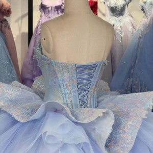 Robe de bal Quinceañera exclusive 6976 bleu violet sans bretelles avec appliques en cristal, perles et imprimé, traîne chapelle naturelle, longueur ras du sol - Product Image 6