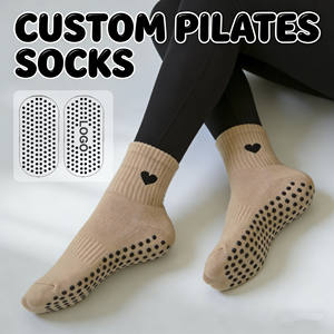 कढ़ाई वाले लोगो महिलाओं के कस्टम विरोधी पर्ची लुभावनी चालक दल के मोजे के साथ पकड़ डिजाइन नए पाइलेट्स ब्रांड कपास बुना हुआ मोजे - Product Image 1