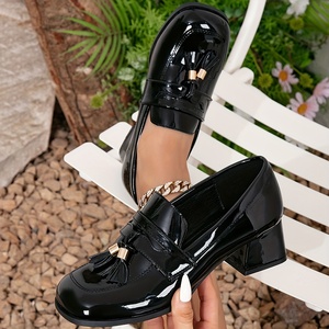 कारखाने थोक महिलाओं की उच्च ऊँची एड़ी के छोटे चमड़े की महिलाओं मोटी एड़ी वर्ग सिर काले एकल जूते - Product Image 3