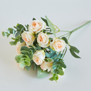 Fleurs décoratives artificielles en soie exquises, petites roses et eucalyptus, pour hôtel et usage extérieur, vente en gros en Chine - Product Image 3