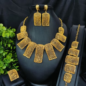 Parure de bijoux ethniques de mariage de Dubaï plaqué or avec collier, boucles d'oreilles, bague et bracelet en CZ, style vintage africain, ton or - Product Image 2