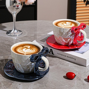 Set Tazza e Piattino in Ceramica Riutilizzabile da 380ml, Stile Nordico Minimalista con Design a Fiocco, per Caffè e Tè del Pomeriggio - Product Image 2