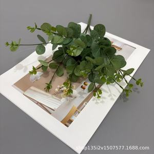 Flores Artificiales Qiye, Ramo de Eucalipto Verde Claro y Verde Oscuro, Estilo Bosque, Decoración para Bodas y Hogar - Product Image 1