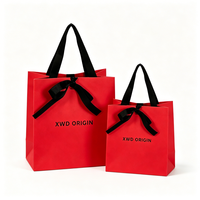 Terima pesanan OEM ODM, tas kertas kado dengan permukaan glossy, struktur pita terintegrasi, cetak custom dalam jumlah kecil.