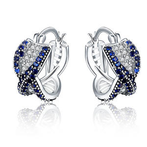 Elegantes pendientes Huggie chapados en oro blanco con diamantes de imitación de cristal azul, diseño geométrico para mujer, joyería de moda para fiesta - Product Image 1