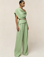 Ensemble pantalon et haut court drapé asymétrique vert sauge pour femme – Élégant ensemble de soirée avec pantalon plissé taille haute et jambes larges