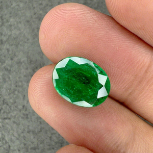 Émeraude naturelle zambienne de 4,06 ct, taille ovale, pierre précieuse non montée |   Pierre précieuse vert foncé |   Certifié GIA |   Qualité de bijoux haut de gamme - Product Image 1