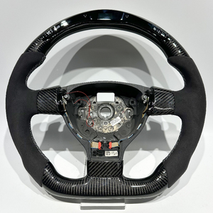 พวงมาลัยกีฬาคาร์บอนไฟเบอร์สีดำแบบกำหนดเองจากโรงงาน พร้อมไฟ LED และหุ้มด้วยอัลคันทาร่า เหมาะสำหรับรถโฟล์คสวาเกน บี6 เอ็มเค3 กอล์ฟ กอล์ฟ3 - Product Image 1