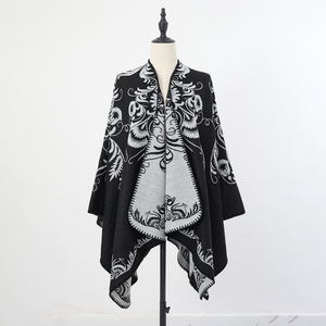 Sciarpa con Spacco per Donna, Elegante Mantella Jacquard Adatta per Viaggi e Tempo Libero - Product Image 1