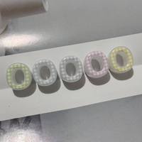 Perles acryliques colorées imprimées en grille avec 26 lettres, à grand trou, pour la fabrication de bijoux et l'artisanat de porte-clés