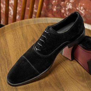 Chaussures habillées pour hommes en daim synthétique noir à bout pointu, lacées, avec semelle en caoutchouc, pour le bureau et les occasions professionnelles - Product Image 1