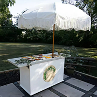 Chariot de restauration portable de marque blanc avec parasol à pompons pour événements extérieurs
