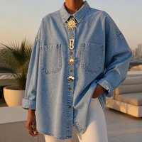 Camicia Oversize in Denim Chiaro da Donna con Bottoni Decorativi Iconici Dorati, Giacca in Jeans con Spalle Cadenti