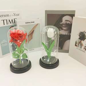 ดอกทิวลิปประดิษฐ์ในโดมแก้วพร้อมไฟ LED ของขวัญตกแต่งสำหรับเทศกาลวันแม่ ดอกไม้ประดิษฐ์ในแก้ว - Product Image 1