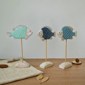 Figurine de poisson en bois, style nordique, objet décoratif pour la maison, le bureau, cadeau artisanal, couleur bleu, vert, blanc - Product Image 1