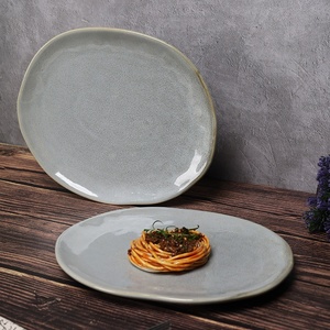 Assiette en céramique irrégulière <span class=keywords><strong>gris</strong></span> clair moucheté, style vintage et luxe discret, durable et compatible <span class=keywords><strong>micro</strong></span>-ondes, idéale pour steak, salade et service en restaurant - Product Image 1