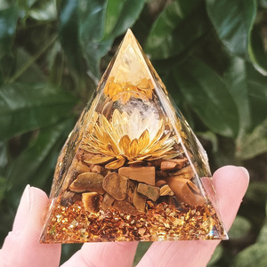 Pyramide en résine époxy avec galets de cristal, ornement de bureau, décoration d'aquarium, cadeau - Product Image 1