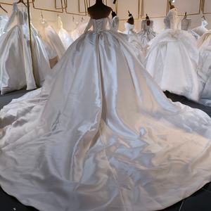 LSML028 Robe de mariée moderne en satin, élégante, avec appliques, perles et sequins, longueur ras du sol, coupe sirène/trompette, traîne chapelle - Product Image 2