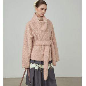 Abrigo de Invierno Cálido para Mujer, Tipo Gabardina Blanca Personalizada, de Cuero Sintético con Cuello Alto Antiarrugas y Cierre de Cinturón Tejido - Product Image 2