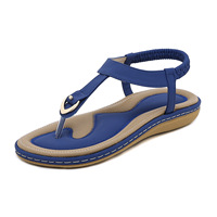 Sandales plates d'extérieur confortables et rembourrées pour femmes, style bohème, avec bride en T et décorations métalliques, modèle 2026, fabrication directe usine OEM ODM
