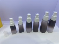 Botella de Spray PET con Base Cuadrada Cónica, Degradado Gris Ahumado, Bomba Blanca Mate, Tapa Transparente con Cúpula, para Perfume o Tónico, Color Personalizado