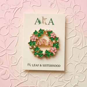 Bros Pin Huruf Yunani Gaya Persaudaraan Wanita, Warna Pink Hijau, Dekoratif, Poles, Embos, Elegan, untuk Fashion Wanita - Product Image 3