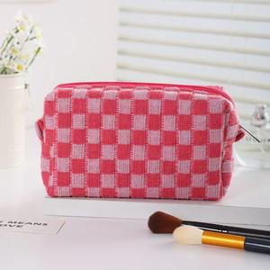 Estuche Cosmético Kawaii con Diseño de Tablero de Ajedrez - Bolsa con Cierre para Uso Diario, Viajes y Regalos - Product Image 1