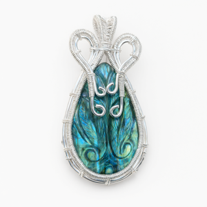 Pendentif en labradorite sculptée en forme de paon, enroulé de fil – Une démonstration fascinante d'élégance et d'art. - Product Image 2