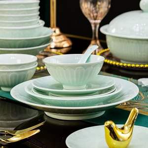 Service de table en porcelaine céladon chinoise 58 pièces « Chapeau de bambou pluie brumeuse » - <span class=keywords><strong>Vaisselle</strong></span> élégante à glaçure verte et motifs en relief pour la salle à manger - Product Image 2