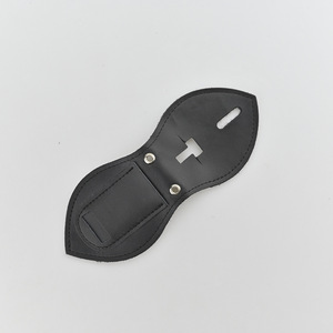 Porta credenciales de cuero opaco tipo pin con cadena para protección de tarjetas de identificación - Product Image 3
