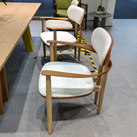 Chaise de salle à manger de style médiéval en frêne nordique avec dossier et accoudoirs en tissu pour la maison, les restaurants et les bars