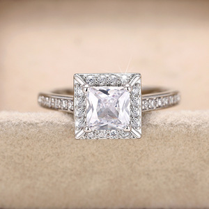 Anello Minimalista con Pietra Quadrata, Elegante Fede Nuziale alla Moda, Gioiello Geometrico per Donne - Product Image 4