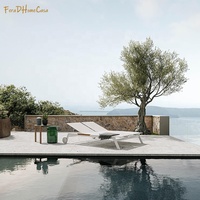 Résistant UV de chaises longues de Sun de piscine de chaises longues de plate-forme de plage de station de vacances avec des roues