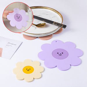 어머니날 선물 3피스 꽃 모양 PVC 코스터 세트 열 저항 논슬립 내구성 친환경 재사용 가능한 테이블 매트 - Product Image 4