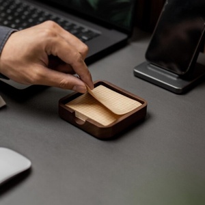 ที่ใส่โน้ตไม้วอลนัทแบบมีร่อง ขนาด 3.7 นิ้ว แผ่นบันทึกแบบแปะ กระดาษจัดระเบียบโต๊ะทำงาน สไตล์มินิมอล อุปกรณ์สำนักงานที่บ้าน ถาดไม้ขนาดเล็ก - Product Image 4