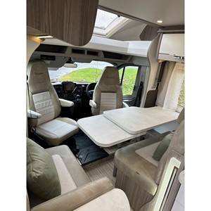 Autocaravana Usada Benimar Tessoro T482 de Aluminio con Capacidad para 4-6 Pasajeros, Transmisión Manual, Cama Plegable, 5,000 Millas, Color Gris - Product Image 5