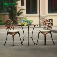 Ensemble de table et chaises de patio en aluminium moulé antirouille pour l'extérieur, avec un design européen à motif de raisin, pour hôpital, hôtel et usage en salle à manger