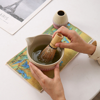 En stock, bol à matcha en céramique japonais multicolores avec bec verseur, texture côtelée verticale, chawan avec support, ensemble matcha 2 pièces