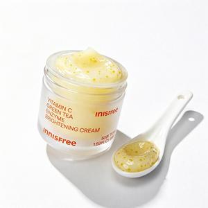Crème éclaircissante Innisfree à la vitamine C et aux enzymes de thé vert 50 ml pour tous types de peaux - Product Image 1