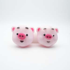 Sabonete Artesanal em Forma de Porquinho Fofo, Rosa e Vermelho, Sabonete Charmoso Regular Antibacteriano para Casa e Volta às Aulas - Product Image 2