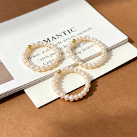 Damen Elastischer Ring mit Kleinen Kartoffelförmigen Weißen Natürlichen Süßwasserperlen und Kupfervergoldeten Abstandshaltern - Trendiger Vielseitiger Stil für den Alltag